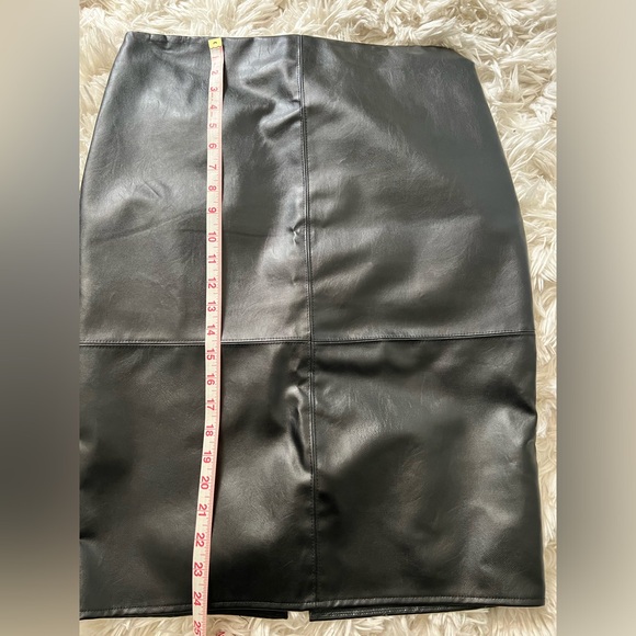 Faux leather skirt~ Lulus size large - Picture 7 of 11